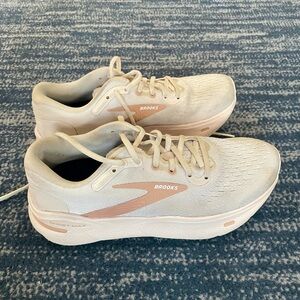 Brooks ghost max light pink woman’s 9